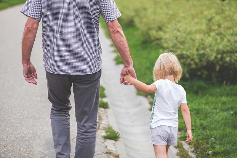 dad-daughter-holding-hands