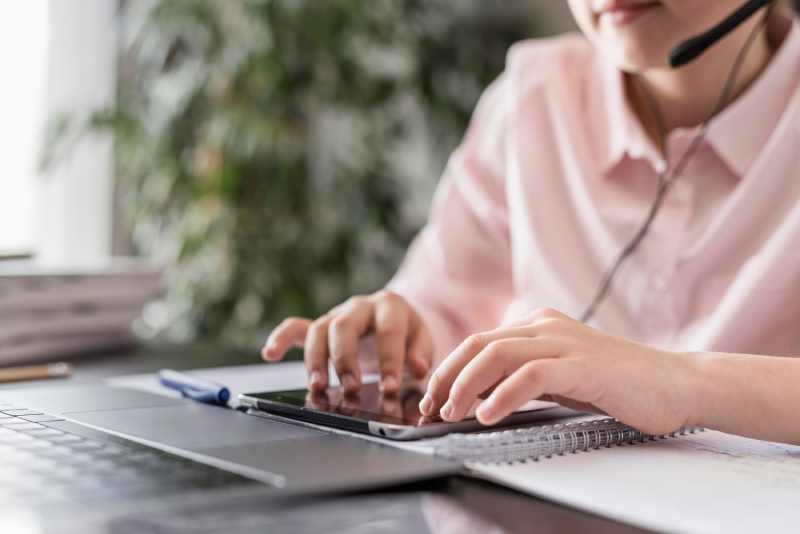 girl-having-tablet-and-microfone