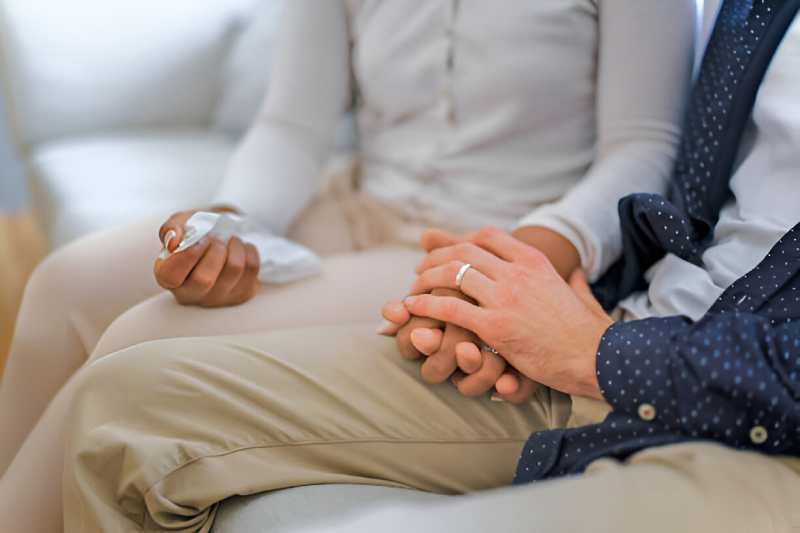 hand-holding-couple