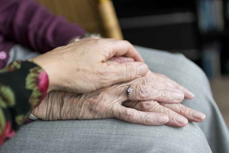 old-couple-support-each-other